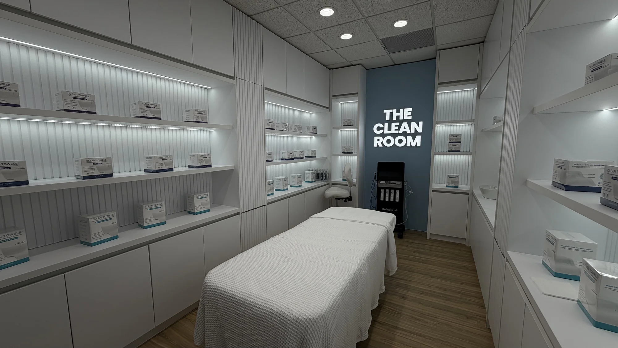 Modern clean room interior design by Habitar 91 for Clean Skin Club in Weston, Florida, featuring minimalist aesthetic and professional medical-grade environment