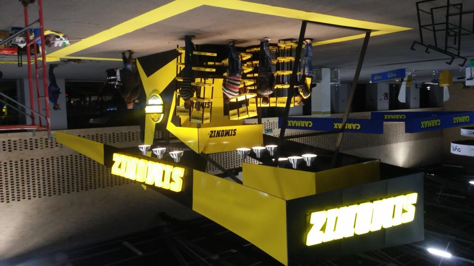 Professional trade show booth for Simoniz featuring custom branding, modern design elements, and branded environments displayed at a Bogota, Colombia trade show event.