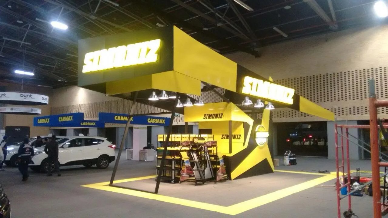 Professional trade show booth for Simoniz featuring custom branding, modern design elements, and interactive display areas at a Bogota, Colombia event